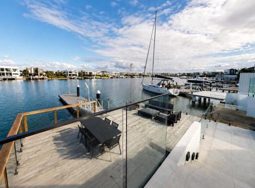 Poolside 5-Bed House on Newport Waterfront