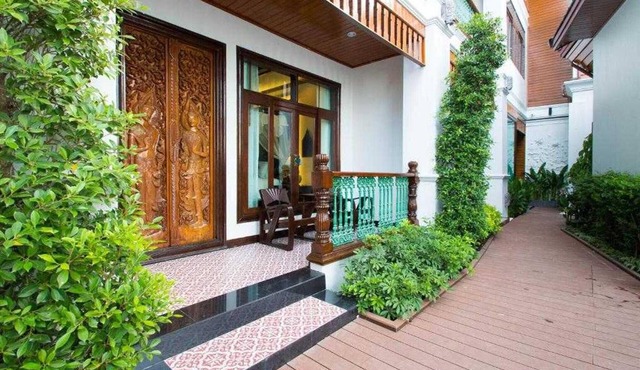 Poolside King Retreat | Direct Access & Spa Bath