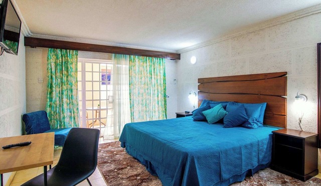 Poolside Studio w/Spa Access and Hotel Amenities