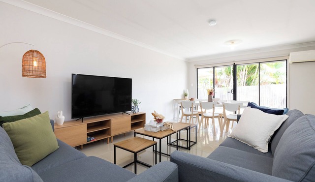 Private Acacia Ridge 1BR | Kitchen & Access | 6BS1