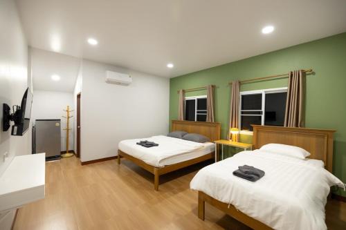 Private Garden Room , Cozy Stay for 3