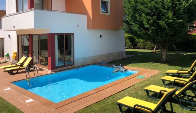 Private pool 5 min from the beach and overlooking Lagoa de Óbidos