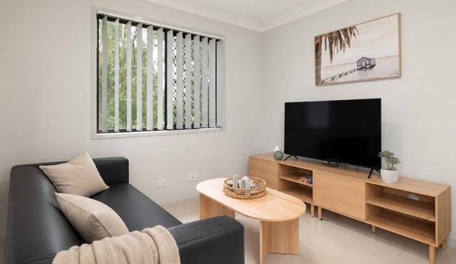 Private Rocklea 1BR | AC & Train Access | 273B1