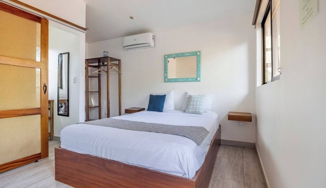 Private room with pool, walking distance to beach