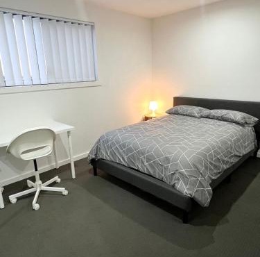Queen Room in Peaceful and Modern House - OR8