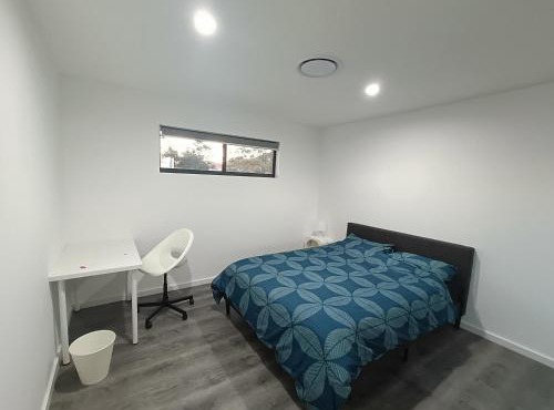 Queen Room in Spacious, Modern House - NR3