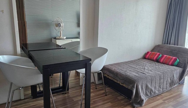 Quiet Condo, Minutes to Everything