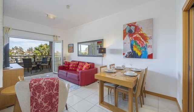 Quinta da Barracuda Upper Floor Stylish 1-bed Apartment 200 metres from Beach