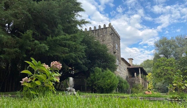 Quinta Paredes, Land of Paradise, immersed in nature, with its medieval tower.