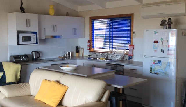 Racker's Retreat ~ Esplanade position, Sea Views