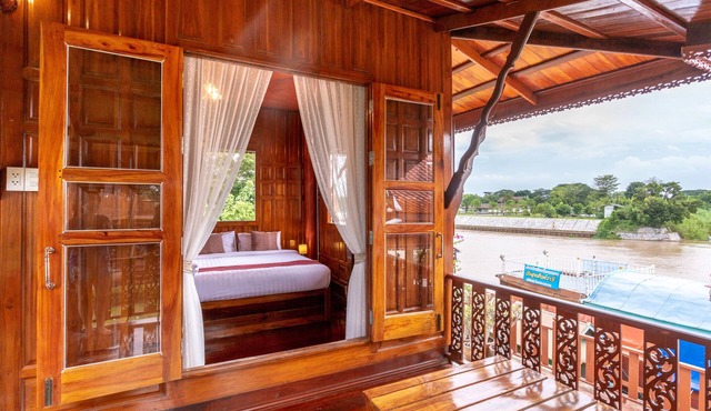 Real Thai Teak House on the River with king bed and nice garden