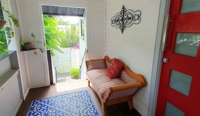 Red Door Retreat - entire comfortable 3 bedroom family home