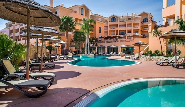 Relax and Unwind! Full Kitchen, Indoor & Outdoor Swimming Pools, Free Parking!