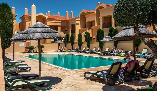 Relax and Unwind! Spacious 2BR Apartment, Fully-equipped Kitchen, Outdoor Pool!