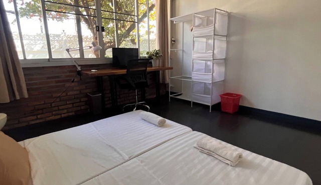 Relax in a Sunny Bedroomwith AC in a Modern Thai House, Perfect Location.
