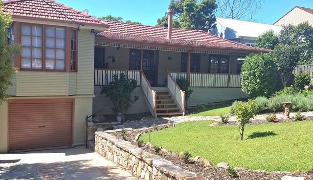 Relaxing 3BR retreat with pool and lush gardens 10min from Wollongong