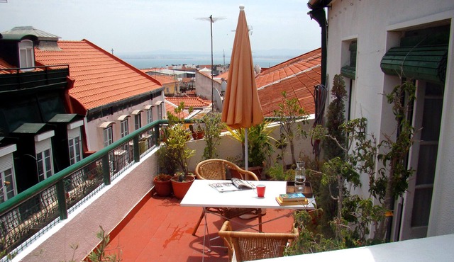 Relaxing apartment, with panoramic terrace, in the most 'IN' Lisbon quarter