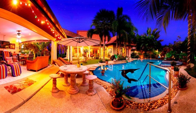 Relaxing Palm Pool Villa, & Tropical Illuminated Garden & Private Swimming Pool.