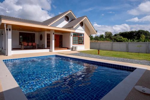Relaxing Poolside Stay - 3BR Cozy House