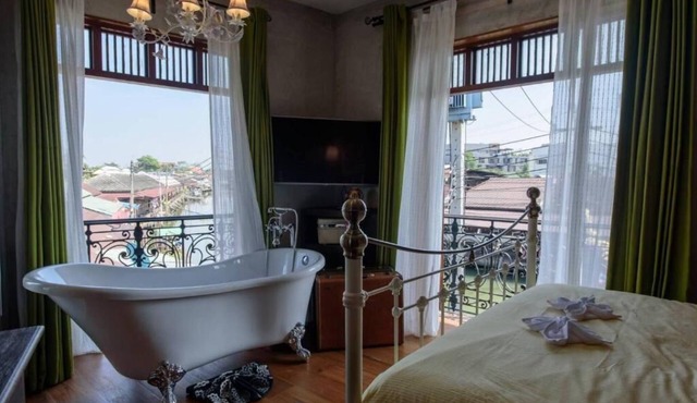 Roomquest Rimrabeang Amphawa Floating Market