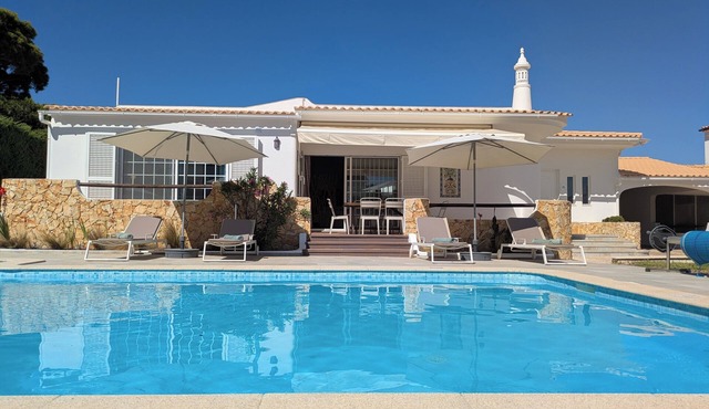Ruime Villa van 280m2 met Zwembad in Olhos D'agua