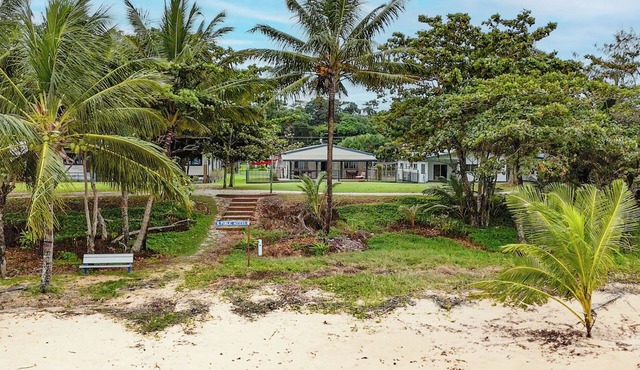 Salty Lodge - Beach Front Paradise
