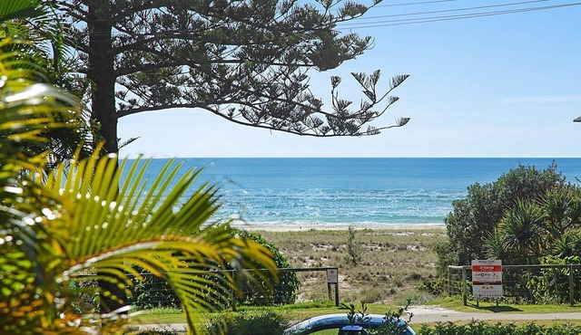 San Chelsea 16 - Beachfront Bilinga - Linen Provded!