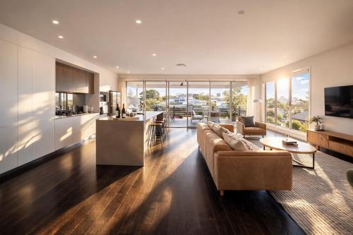 Scenic City Views with Pool and Elegant 5BR Residence