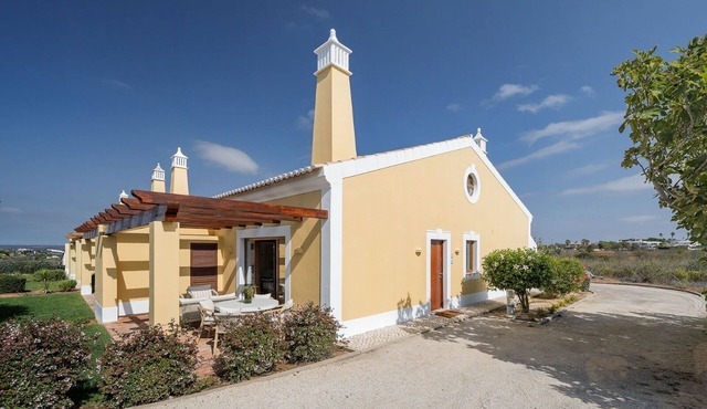 Serene Algarve 2 bdr Villa with Ocean-View Shared Pool in Lovely Luz near Lagos