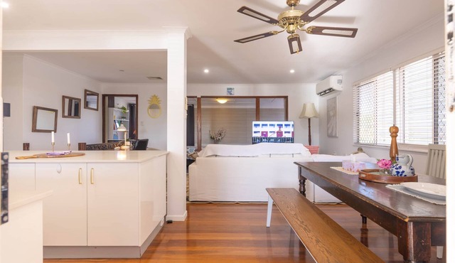 Serene Loft- Close to airport (Free garage parking)