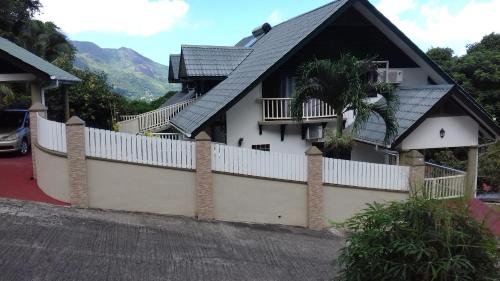 SHAY LYAH SELF CATERING