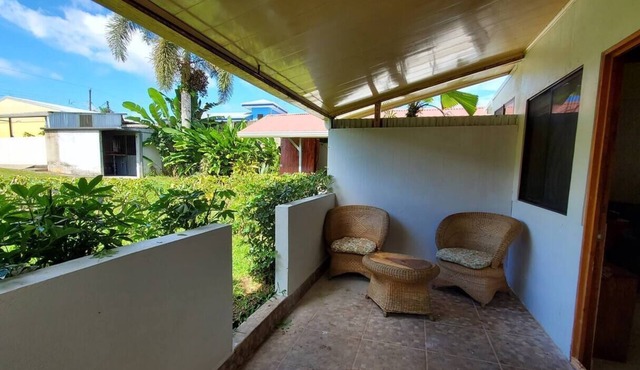 Sleeps 4 - AC - Hot Water - Private House - Pool