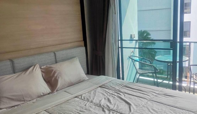 Solo travelers who want to vacation in Pattaya for a short term.