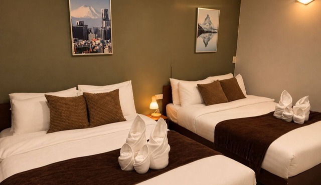Spacious Charming Vintage Room - 2 min walk to PhayaThai BTS - Sleeps 6 guests