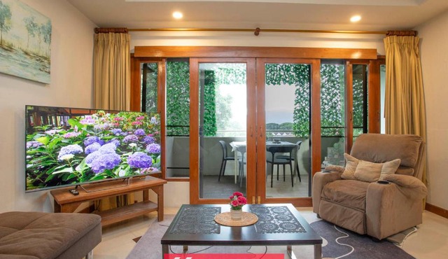 Spacious 2 Bedroom Apartment near Train Station - 10 Min to Old City