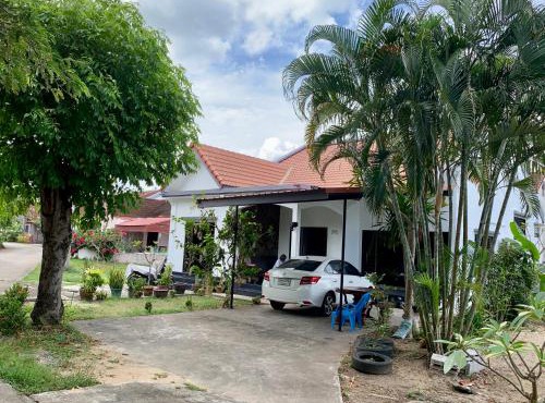Spacious 2-bedroom villa near beach