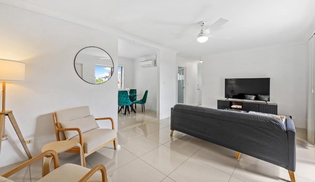 Spacious 2BRM Apt Close to Gabba with Parking & Wifi