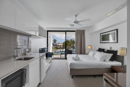 Spacious 3BR 2-Key Apartment - Pool Gym & Parking