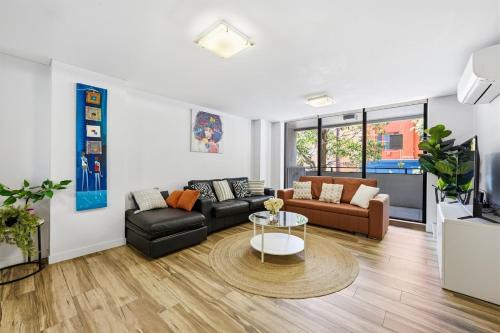 Spacious 3BR Apt with Parking Walk to ICC & Darling Harbour & CBD & Chinatown