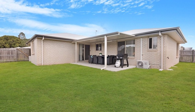 Spacious 4-Bed Home with Alfresco BBQ Area