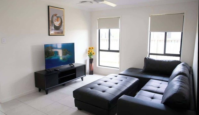 Spacious 4 bedrooms house in Logan Reserve