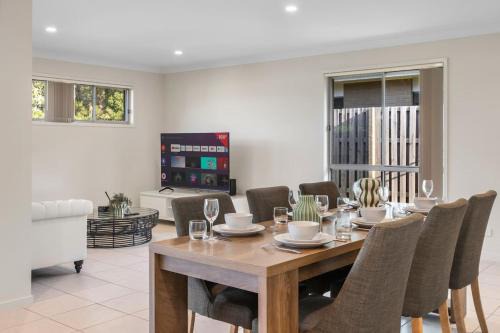 Spacious 4 Bedroom Family Retreat with Full Air Conditioning