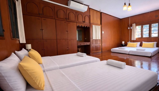 Spacious 4-guest suite, private terrace & Aircon in prime location .