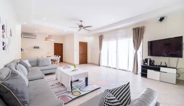 Spacious 5-Bed Villa: 7 Mins to Walking Street