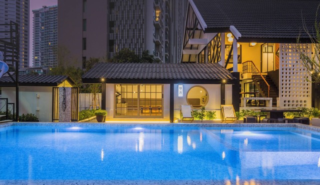 Spacious 5-bedroom villa 200 meters to the beach