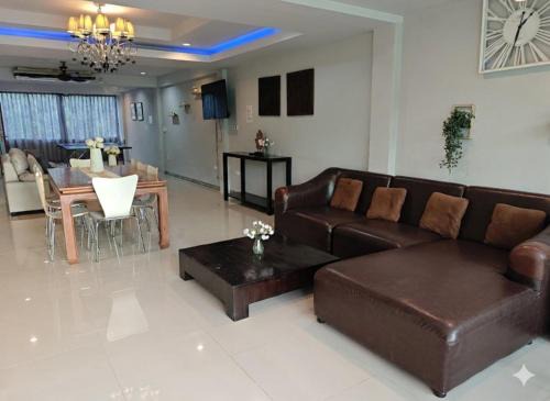 Spacious 5BR Golf Course View Peaceful Stay V328