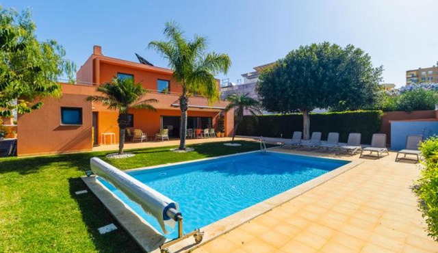 Spacious and elegant holiday home !