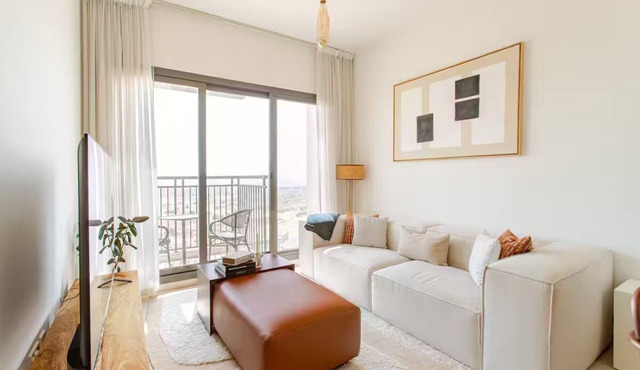 Spacious Modern 1 BR UNA, Town Square.