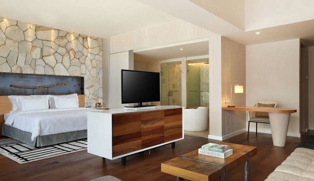 Spacious Modern Suite with Free Minibar Items (T Sand Suite40)