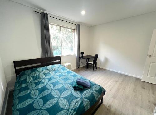 Spacious Queen Room - Train Station - NG5